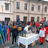 Slabo vreme je danes sicer marsikaterega konjenika odvrnilo od 
prihoda, najzvestejši pa so prišli po blagoslov in zdravico za srečno 
leto. 