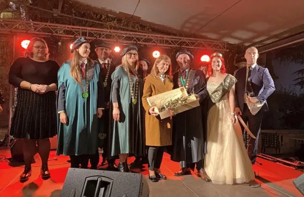 Na fotografiji s podelitve šampionskega naslova: Barbara 
Imenšek, podžupanja Pirana, vinski vitezinji Julija Jogan in Ingrid 
Mahnič, Amadeja Tacer, predstavnica Radgonskih goric, vinski 
vitez Gašpar Gašpar Mišič, vinska kraljica slovenske Istre Nika 
Glavina in direktor TZ Portirož Aleksander Valentin.