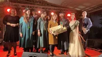 Na fotografiji s podelitve šampionskega naslova: Barbara 
Imenšek, podžupanja Pirana, vinski vitezinji Julija Jogan in Ingrid 
Mahnič, Amadeja Tacer, predstavnica Radgonskih goric, vinski 
vitez Gašpar Gašpar Mišič, vinska kraljica slovenske Istre Nika 
Glavina in direktor TZ Portirož Aleksander Valentin.