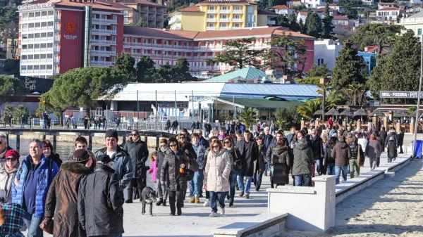 Med novoletnimi prazniki bo, glede na rezervacije in napovedi,  ob 
morju kar precej gostov; na  fotografiji prizor iz Portoroža iz 
obdobja pred pandemijo.  