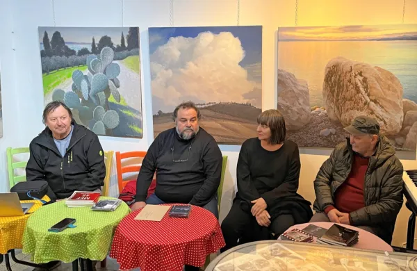 

Dragu Misleju Mefu so na predstavitvi družbo delali (z desne) Jani 
Kovačič, Mojca Ferle in Vanja Pegan.