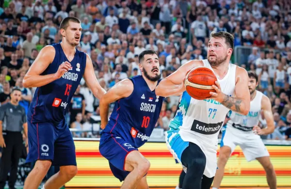 Luka Dončić (z žogo) in Nikola Jokić (levo) imata po poletnih 
reprezentančnih razočaranjih  znova osrednji  vlogi v ligi NBA.  