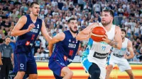 Luka Dončić (z žogo) in Nikola Jokić (levo) imata po poletnih 
reprezentančnih razočaranjih  znova osrednji  vlogi v ligi NBA.  