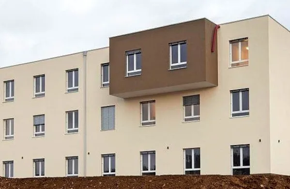 Novi dom upokojencev v Pivki stanovalcev morda še ne bo mogel sprejeti marca ali aprila, kot je bilo sprva predvideno, saj imajo v SeneCuri velike težave s pridobivanjem kadra.