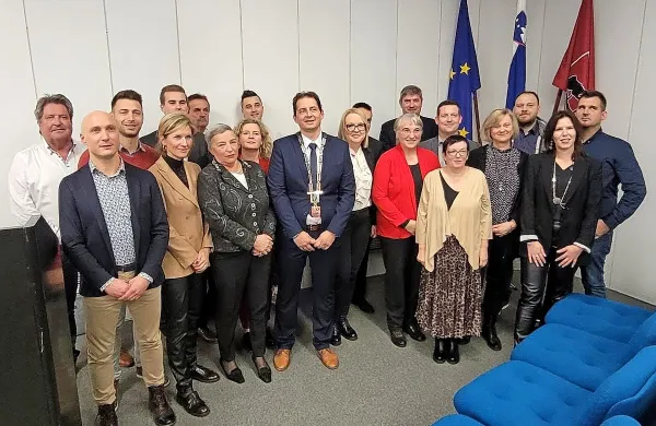 Novi sežanski župan Andrej Sila v družbi novoizvoljenih svetnikov, med katerimi je 12 novih in osem že dosedanjih