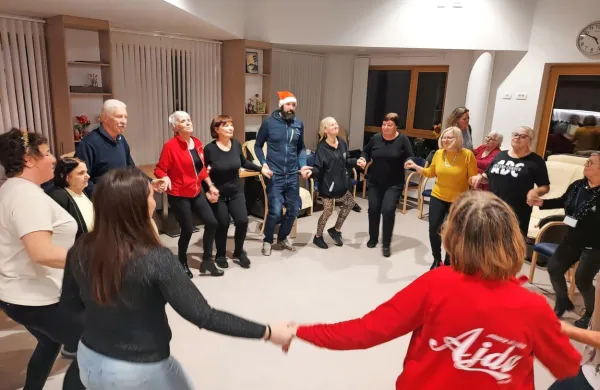 Dan odprtih vrat so si v ajdovskem dnevnem centru za starejše 
polepšali s čajanko s plesom in petjem. 