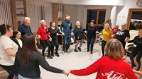 Dan odprtih vrat so si v ajdovskem dnevnem centru za starejše 
polepšali s čajanko s plesom in petjem. 