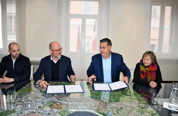 Koprski župan Aleš Bržan in direktor ZRS Koper Rado Pišot sta 
podpisala pogodbo za stavbno pravico za nekdanjo karavlo na 
Plavjah.