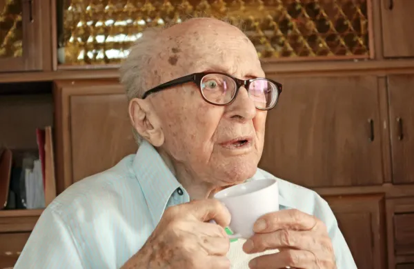 V 109. letu se je poslovil    Boris Pahor. Trdoživi pisatelj je lani, ob  
svojem zadnjem, 108. rojstnem dnevu,  doma na Kontovelski rebri 
nad Trstom dal dolg intervju za Primorski dnevnik in Primorske 
novice. Večkrat  je dvignil  skodelico kave in nazdravil: “Živele 
svoboda, resnica in pravica!”  Če bi lahko, bi napisal roman o  
ljubezni, je dejal.  In poudaril: človek naj uporablja možgane, a na 
prvem mestu naj bo srce!