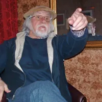  Miha Baloh, čigar življenje se je izteklo v 95. letu starosti, se je najprej 
uveljavil kot gledališki, zatem pa predvsem kot mednarodno uspešen 
filmski igralec - od Veselice in Plesa v dežju do Vinetouja! 