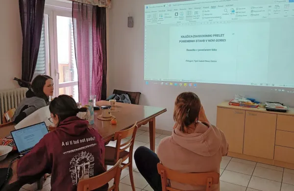 Četrta skupina študentov je zadolžena za prilagoditev tekstov, ki
opisujejo izbrane stavbe v mestu, v brajico in povečan tisk.