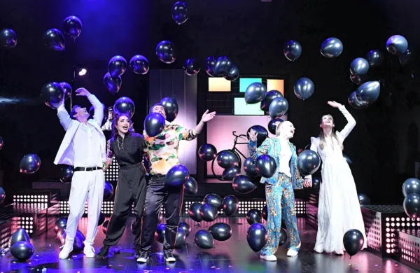 V novogoriškem gledališču bodo novemu letu nazdravili v družbi Tridesetletnic. 