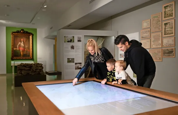 Med najzanimivejšimi razstavnimi eksponati in zgodbami Notranjskega muzeja so predjamski zaklad, okostje stepskega bizona 
in Betalov spodmol pri Postojni.