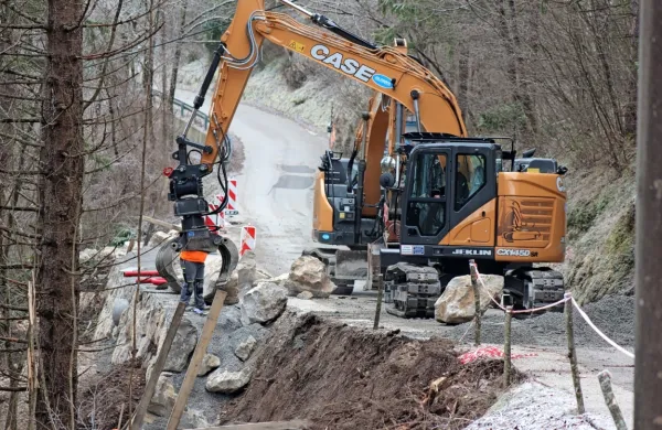V tem času gradijo kamnito betonsko zložbo pod cesto, veliko dela 
bo tudi v brežini nad njo. 
