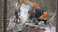 V tem času gradijo kamnito betonsko zložbo pod cesto, veliko dela 
bo tudi v brežini nad njo. 