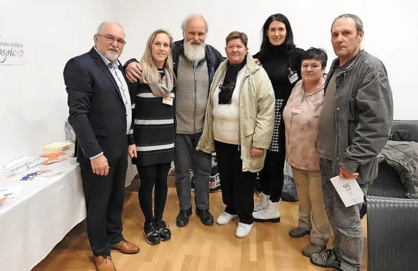 

V območnem odboru Slovenskega društva Hospic  Primorsko–Notranjska, ki je v goste povabil patra dr. Karla Gržana (tretje z leve), 
želijo širiti glas, srčnost in ljubeznivost društva.

