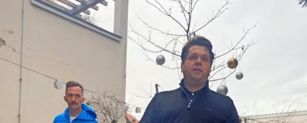 Matej Fišer (spredaj) in kuharski mojster Mojmir Šiftar iz ljubljanske restavracije Pen sta na vrtu Lili Novy predstavila tako 
knjigo Ostrige v Evropi  kot ostrige različnih vrsz različnih rastišč.