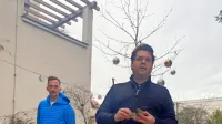 Matej Fišer (spredaj) in kuharski mojster Mojmir Šiftar iz ljubljanske restavracije Pen sta na vrtu Lili Novy predstavila tako 
knjigo Ostrige v Evropi  kot ostrige različnih vrsz različnih rastišč.