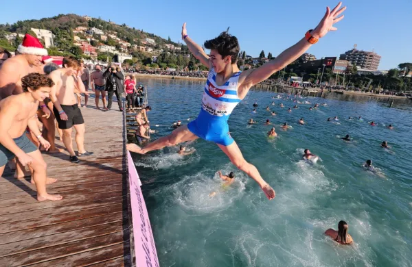 Novoletni skok v morje s pomola v Portorožu je prireditev, ki  v 
Portorož prinese nekaj turistične gneče in živžava.  