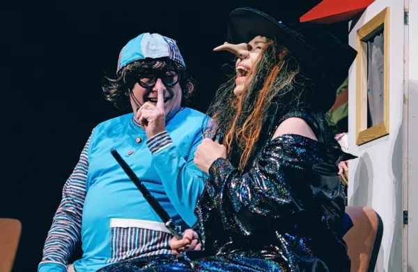 Gojc in Marta znata poskrbeti, da otroci predstavi sledijo in se ne
dolgočasijo.