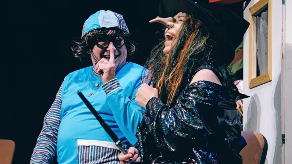 Gojc in Marta znata poskrbeti, da otroci predstavi sledijo in se ne 
dolgočasijo. 