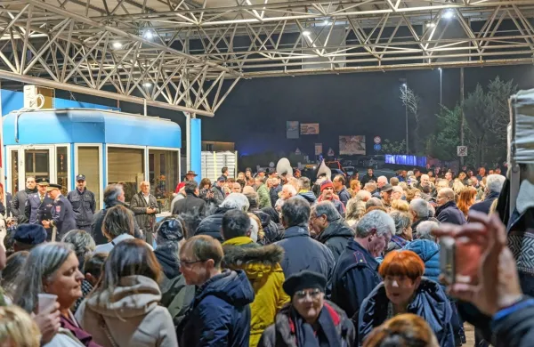 Več sto ljudi je dočakalo novo leto na Mejnem prehodu Sečovlje. 