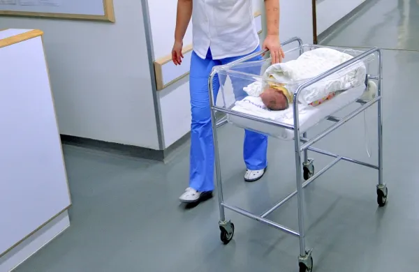 Očetje otrok, rojenih od 1. aprila dalje, bodo pridobili 60 dni 
neprenosljivega plačanega starševskega dopusta.