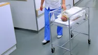 Očetje otrok, rojenih od 1. aprila dalje, bodo pridobili 60 dni 
neprenosljivega plačanega starševskega dopusta.