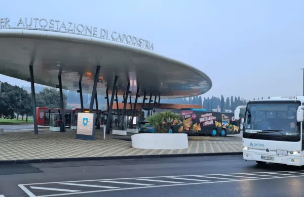 Uporabniki avtobusne postaje nizajo kar nekaj pripomb; od 
prekratkega urnika obratovanja do plačljivih sanitarij, nefunkcionalnih betonskih klopi in dejstva, da neposredno na avtobusu 
sploh ni več mogoče kupiti vozovnice.