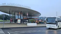 Uporabniki avtobusne postaje nizajo kar nekaj pripomb; od 
prekratkega urnika obratovanja do plačljivih sanitarij, nefunkcionalnih betonskih klopi in dejstva, da neposredno na avtobusu 
sploh ni več mogoče kupiti vozovnice.