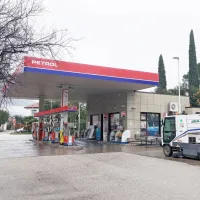 Solkanska bencinska črpalka je bila v zadnjih urah leta 2022 tarča 
neznanega zamaskiranega roparja.