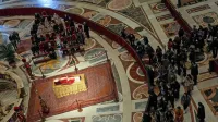 Prvi dan je truplo pokojnega zaslužnega papeža v rdeče-zlatem 
oblačilu in z zlato obrobljeno škofovsko kapo po podatkih 
Vatikana obiskalo 65.000 ljudi.