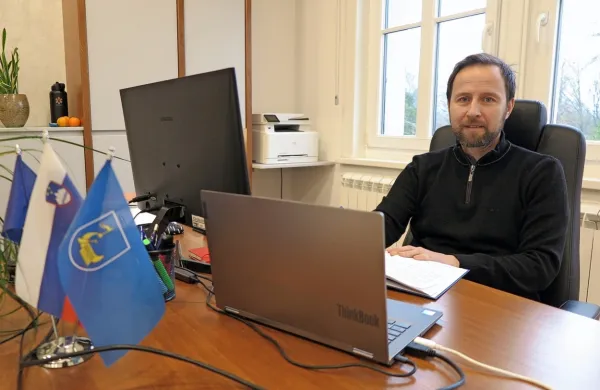 Gregor Kovačič je zaradi obveznosti do bivšega delodajalca, 
Univerze na Primorskem, do 31. decembra župansko funkcijo 
opravljal nepoklicno. Od 1. januarja pa je  poklicni župan.