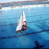 V bazenu v Žusterni se lahko  člani Kluba mladih tehnikov 
preskusijo v spuščanju jadrnic in čolnov na elektro pogon.