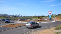 Gradnja krožišča med Jadransko in Železniško cesto na edini 
prometnici v Ankaran je prinesla  sprostitev avtomobilske gneče, ki 
je zlasti poleti hromila promet. Poleg tega je v Ankaranu  zrasel 
lesen mostovž od Sv. Katarine do Sv. Nikolaja, začelo pa se je tudi 
rušenje pokopališča.  