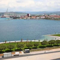 Degradirano območje med ustjem Badaševice in Žusterno so 
spremenili v lično kopališče s prodnatimi zalivčki in zelenimi 
površinami. Domačini in turisti so nove obmorske površine 
pridoma izkoristili. 