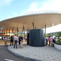 Po več kot 40 letih je Koper dobil novo avtobusno postajo. Mesto 
je s tem  bistveno izboljšalo videz, ob katerega trči potnik v prvem 
stiku s Koprom. Še več desetletij so na nadstrešek čakali branjevke 
in kupci na  koprski tržnici. 