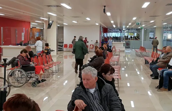 Zaradi kolapsa primarnega zdravstva se vse več tistih, ki do 
zdravnika ne morejo, v primeru zdravstvenih težav odpravi na 
urgenco.