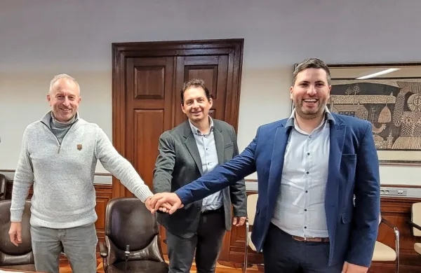 Župana občin Sežana in Komen, Andrej Sila (v sredini) in Erik 
Modic (levo) sta z direktorjem Komunale Sežana Andrejem Prunkom podpisala 3,8 milijona evrov vredno pogodbo za izgradnjo 
kolesarske povezave med Sežano in Komnom.