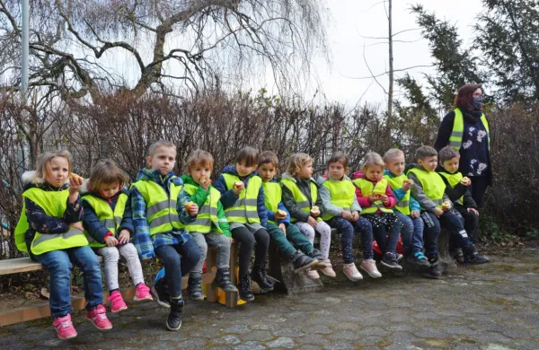 Pomočnice vzgojiteljic predšolskih otrok nosijo veliko odgovornost za varnost in vzgojo otrok v njihovih najbolj občutljivih 
letih. To  jim priznavajo tudi starši in sodelavci. Slika je simbolna. 