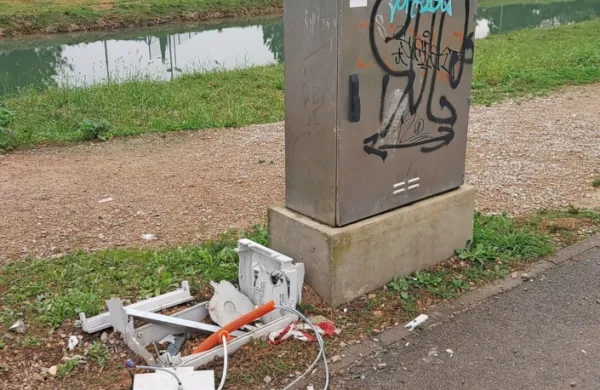 Razdejanje ob električni omarici v bližini športno-rekreacijskega parka.