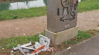 Razdejanje ob električni omarici v bližini športno-rekreacijskega parka.