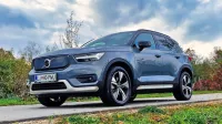 Z baterijo, ki ima uporabno zmogljivost 69 kWh, zmore brez 
vmesnega polnjenja prevoziti okrog 300 kilometrov.