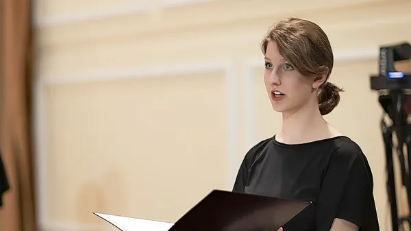 Tisa Mrhar je  igrala klavir, postala pevka APZ Tone Tomšič, zdaj   se 
glasbi vse bolj posveča  kot  muzikologinja, organizatorka ...