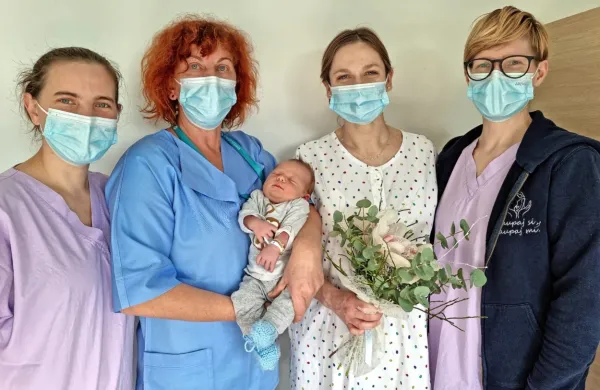 Mali Oliver je kot prvi novorojenec v Šempetru v letošnjem letu 
prejel zlato zapestnico. 
