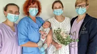 Mali Oliver je kot prvi novorojenec v Šempetru v letošnjem letu 
prejel zlato zapestnico. 