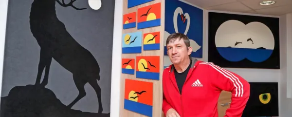 Giani Gombar trdi, da je izumil novo vrsto umetnosti. Od daleč  so 
njegova dela videti kot slike, v resnici so motivi sešiti.