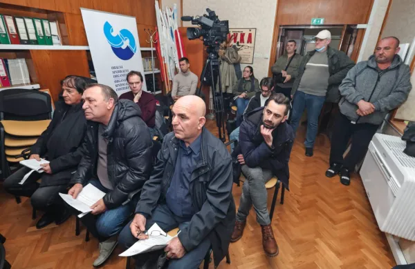 Hasib Hustić (v ospredju desno) in Mile Zabić, nekdanja delavca IPS, ki sta zdaj že upokojena, sta vesela 
odločitve vrhovnega sodišča. 