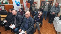 Hasib Hustić (v ospredju desno) in Mile Zabić, nekdanja delavca IPS, ki sta zdaj že upokojena, sta vesela 
odločitve vrhovnega sodišča. 