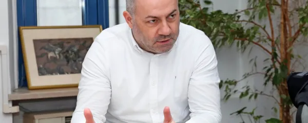 “Nihče, ki dela v zdravstvu, ni kriv, da je sistem tak, kot je. Krivi so 
vsi ostali, ki so sedaj tiho oz. iz ozadja ustvarjajo in konstantno 
potencirajo  izredne razmere. To so različne interesne skupine, ki 
imajo na računih pluse,” opozarja zdravstveni minister Danijel 
Bešič Loredan.